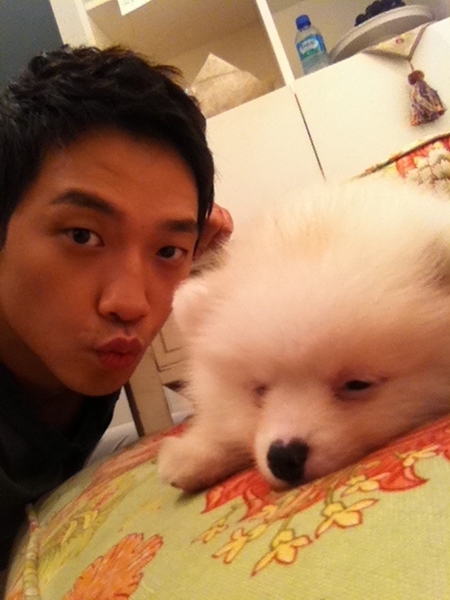 Singer Rain (Jeong Ji-hoon) revealed a picture of himself and his pet dog. - photo182907