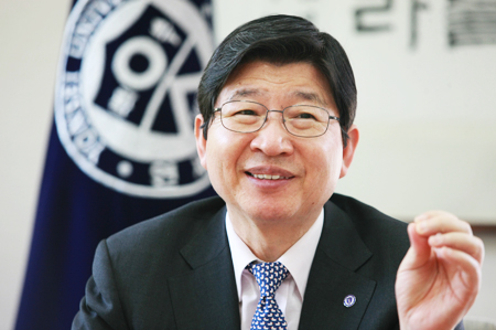 Yonsei University President <b>Jeong Kap</b>-young speaks about the school&#39;s <b>...</b> - photo237545