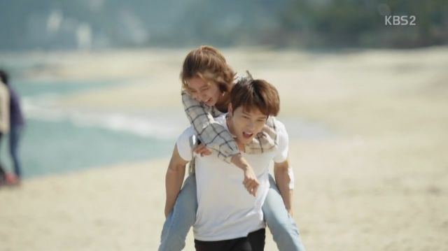 Bong-pil and Soo-jin having fun at the beach