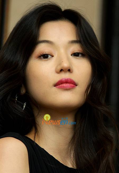 Jeon Ji-hyeon answers in Korean at English questions in Cannes ...