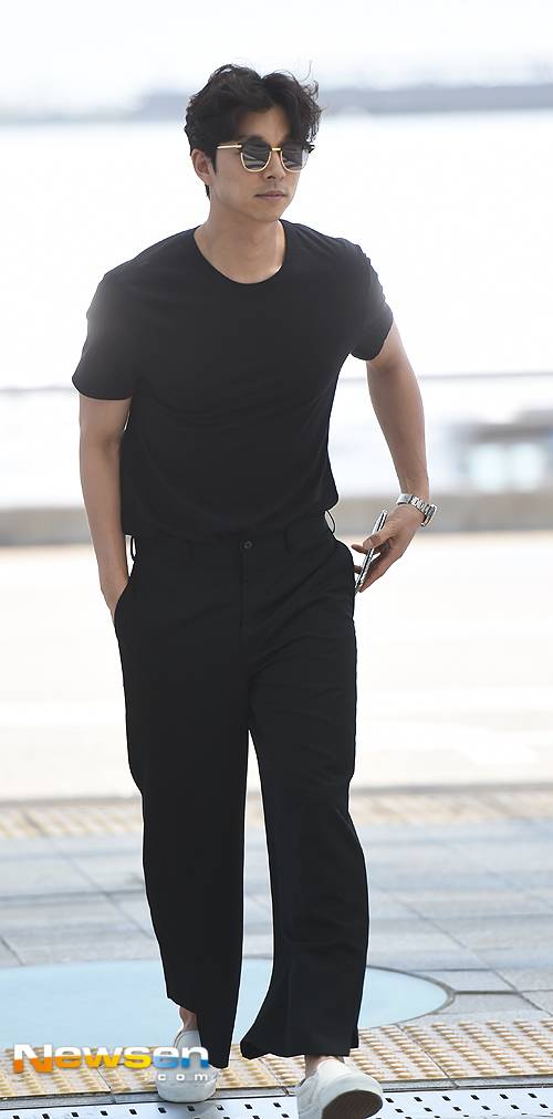 Gong Yoo at airport on his way to Cannes @ HanCinema :: The Korean ...