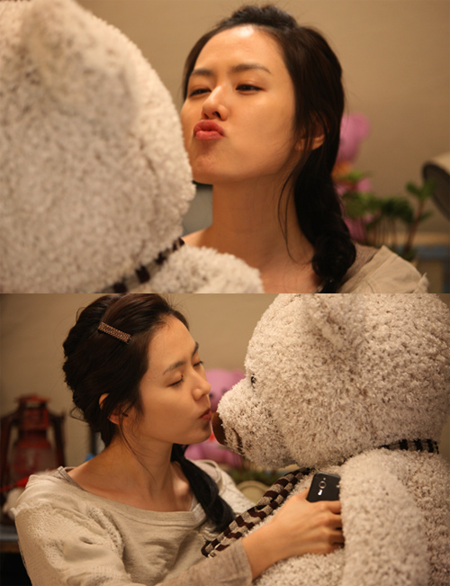 Spellbound Son Ye Jin Practices Kissing With Her Teddy Bear Hancinema The Korean Movie