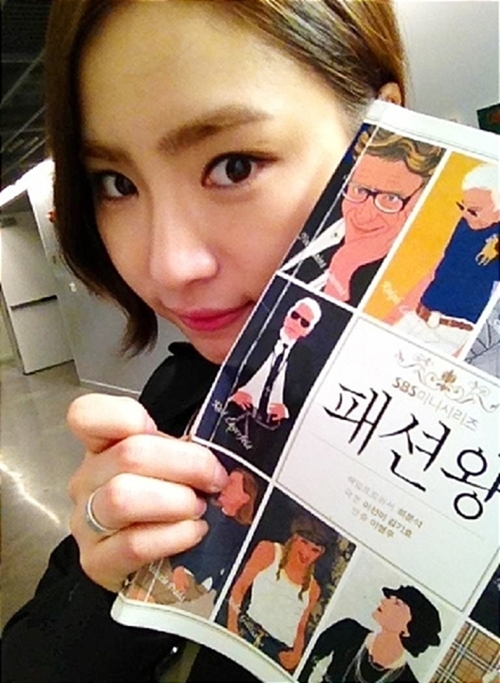 Shin Se Kyung Takes A Picture With The Fashion King Script Hancinema The Korean Movie And