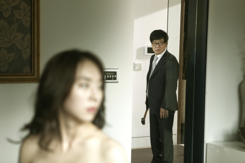 Kim Chang-wan turns into a psychopath in slasher movie