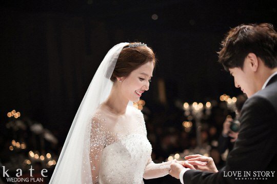 Shin Dong-mi and Heo Gyu get married @ HanCinema