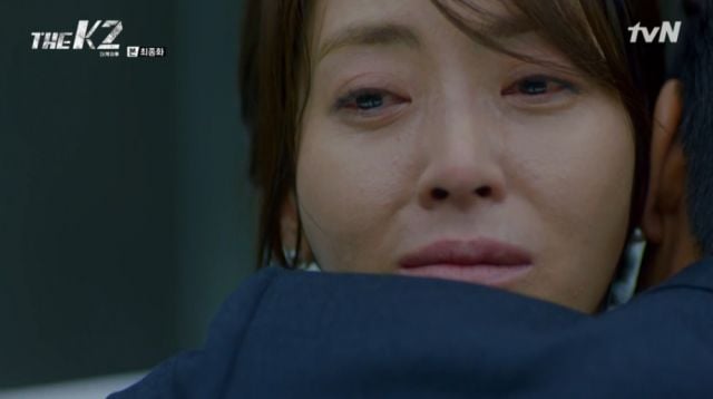 Yoo-jin being hugged by Se-joon during her last moments